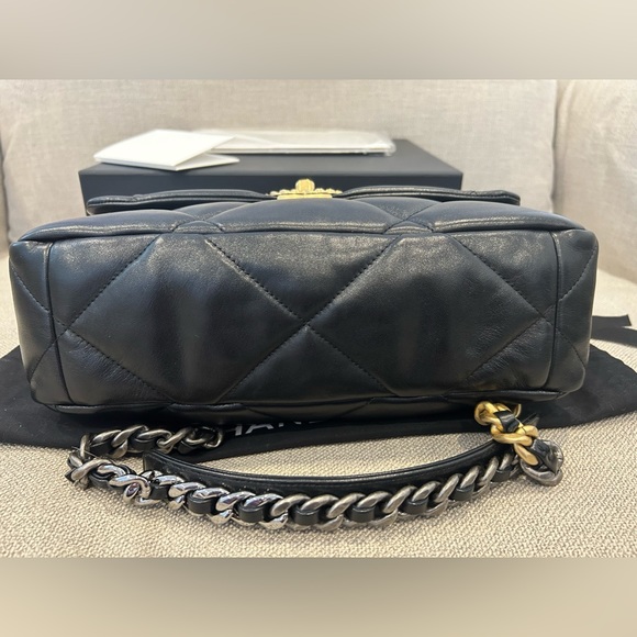 Chanel 19 Large (middle size) - Black Lambskin - Picture 5 of 9
